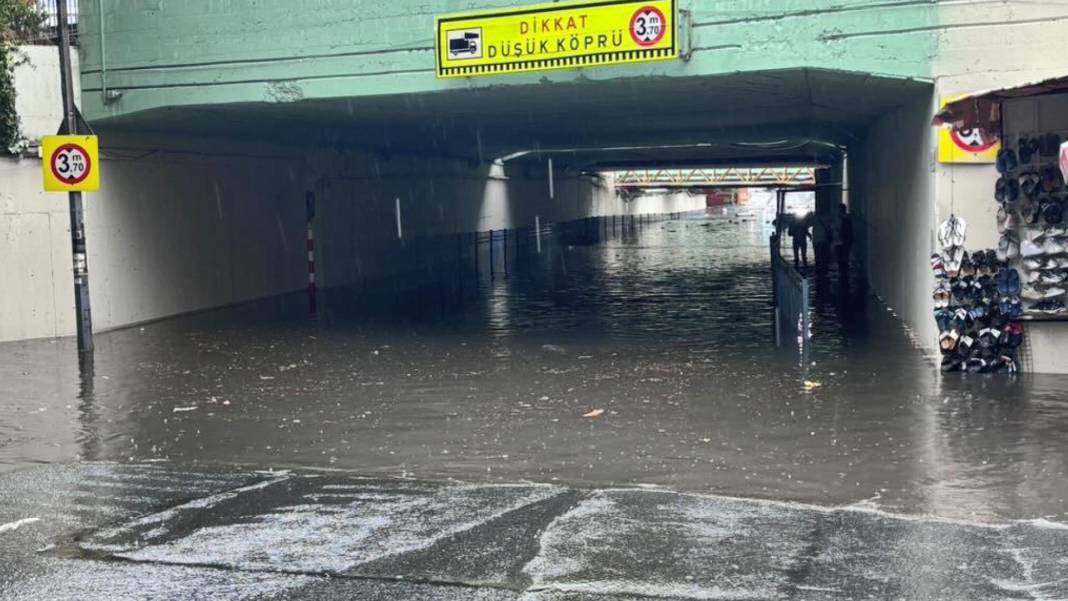 İstanbul'da sağanak hayatı felç etti! Araçlar sular altında kaldı 74